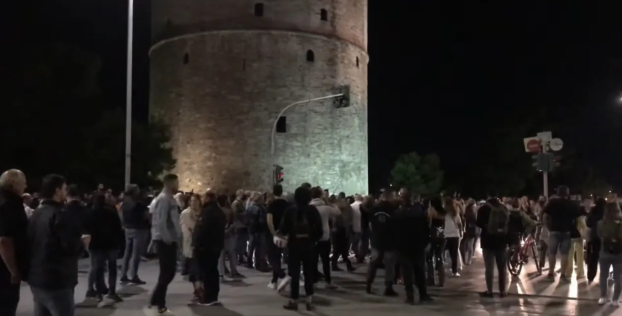 Χαμός στο κέντρο της Θεσσαλονίκης μετά τα μεσάνυχτα – Συγκέντρωση και κλείσιμο δρόμων κατά των μέτρων για τον κορονοϊό