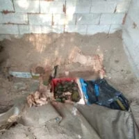 Μεγάλες ποσότητες πολεμικού υλικού βρέθηκαν θαμμένες σε χώρο αποθήκευσης, σε περιοχή της Καστοριάς, από αστυνομικούς της Υποδιεύθυνσης Ασφάλειας Καστοριάς