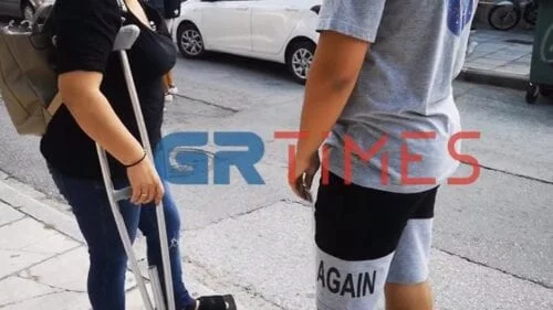Θεσσαλονίκη: Μητέρα μάλωσε με τον γιο της έξω από το σχολείο για να μη φορέσει μάσκα - ΒΙΝΤΕΟ