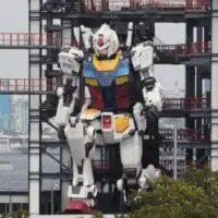 To ανθρωποειδές ρομπότ Gundam ύψους 18 μέτρων και βάρους 25 τόνων έκανε τις πρώτες δοκιμές του στη Γιοκοχάμα της Ιαπωνίας. Εμπνευσμένο από τη δημοφιλή σειρά anime του 1979, «Mobile Suit Gundam», το τεράστιο ρομπότ πρόκειται να γίνει το επίκεντρο του θεματικού πάρκου Gundam Factory Yokohama που αναμένεται να λειτουργήσει εντός του έτους. Σύμφωνα με πληροφορίες, οι μηχανικοί ξεκίνησαν να σχεδιάζουν το ρομπότ πριν από έξι χρόνια για να διασφαλίσουν ότι τα 24 κινητά μέρη θα λειτουργούσαν άψογα. Μοιράσου το άρθρο: