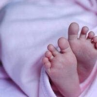 Βρέφος βρέθηκε εγκαταλελειμμένο στο Πεδίον του Άρεως - Eordaialive.com