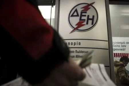 Αποκλείει ο υπουργός Περιβάλλοντος και Ενέργειας Κωστής Χατζηδάκης το ενδεχόμενο αύξησης του ΕΤΜΕΑΡ, δηλαδή του τέλους που καταβάλλουν οι καταναλωτές μέσω των λογαριασμών ρεύματος για την ενίσχυση του λογαριασμού χρηματοδότησης των Ανανεώσιμων Πηγών Ενέργειας, επιβεβαιώνοντας σχετικές πληροφορίες του ΑΠΕ-ΜΠΕ. Σε συνέντευξη που δημοσιεύεται σήμερα στον Ελεύθερο Τύπο της Κυριακής ο κ. Χατζηδάκης τονίζει συγκεκριμένα: «Γίνεται μια συζήτηση αυτές τις μέρες για το όποιο έλλειμμα θα υπάρξει στον ειδικό λογαριασμό για τις Ανανεώσιμες Πηγές Ενέργειας (ΑΠΕ). Με αφορμή αυτή τη συζήτηση σημειώνω πως αποκλείεται σε αυτές τις συνθήκες να υπάρξει πρόσθετη επιβάρυνση των καταναλωτών. Αυτό είναι 100% δεδομένο!» Και προσθέτει χαρακτηριστικά: «Το έλλειμμα έχει προκύψει βασικά λόγω της χαμηλότερης ζήτησης ενέργειας εξαιτίας των συνεπειών του κορονοϊού. Θα ήταν τρελό την ίδια στιγμή να ζητήσω από μια κοινωνία που είναι θύμα του κορονοϊού, να πληρώσει παραπάνω χρήματα στους παραγωγούς ενέργειας!» Ο υπουργός σημειώνει ακόμη ότι τον Οκτώβριο προγραμματίζεται ο Οδηγός του προγράμματος «Εξοικονομώ – Αυτονομώ», μέσω του οποίου θα χορηγηθούν ενισχύσεις για τη μείωση της ενεργειακής κατανάλωσης σε χιλιάδες κατοικίες. Σε ερώτηση για το χωροταξικό νομοσχέδιο αναφέρει πως η οικοδομική αναρχία είναι βόμβα για την ιδιοκτησία, σημειώνει πως η Ελλάδα θα γίνει Ευρώπη με την εκπόνηση Τοπικών Πολεοδομικών Σχεδίων που θα καλύπτουν όλη τη χώρα, ενώ απορρίπτει τις αιτιάσεις περί απαλλοτρίωσης της περιουσίας. Τονίζει ακόμη πως «Είμαστε έτοιμοι να κάνουμε όλες τις αναγκαίες προσαρμογές ακούγοντας τις παρατηρήσεις των ενδιαφερομένων τόσο για τις παρεκκλίσεις όσο και για το ζήτημα των δημοτικών και τοπικών οδών που επίσης απασχολεί». Τέλος για τα ελληνοτουρκικά ο κ. Χατζηδάκης αναφέρει πως «Χωρίς να κάνουμε εξωτερική πολιτική η οποία κοιτάζει προς το εσωτερικό της χώρας, αλλά και χωρίς να μεταθέτουμε τα ζητήματα για το μέλλον, έχουμε πάρει μια σειρά από θετικές πρωτοβουλίες οι οποίες έχουν ενισχύσει τη θέση της χώρας. Είναι μια πολιτική που χωρίς να είναι επιθετική διαμορφώνει ένα νέο πλαίσιο ισορροπιών στην περιοχή και κάνει πολύ περισσότερο κατανοητό διεθνώς ότι η Ελλάδα έχει μια κυβέρνηση η οποία είναι ταυτοχρόνως σύγχρονη, αξιόπιστη και αποφασιστική.»