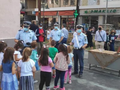 Ενημερωτικά φυλλάδια Τροχαίας διανεμήθηκαν σήμερα από αστυνομικούς σε γονείς και μαθητές δημοτικών σχολείων, σε περιοχές της Δυτικής Μακεδονίας, εν όψει της νέας σχολικής περιόδου