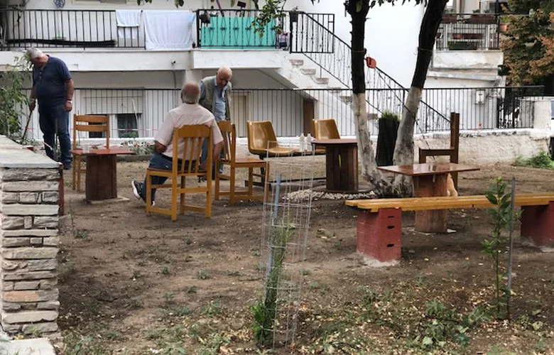 Μετέτρεψαν εγκαταλελειμμένο οικόπεδο σε υπαίθριο καφενείο για να βρίσκονται εν μέσω πανδημίας