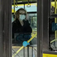 Ήρθαν στα χέρια μέσα στο λεωφορείο για μια μάσκα