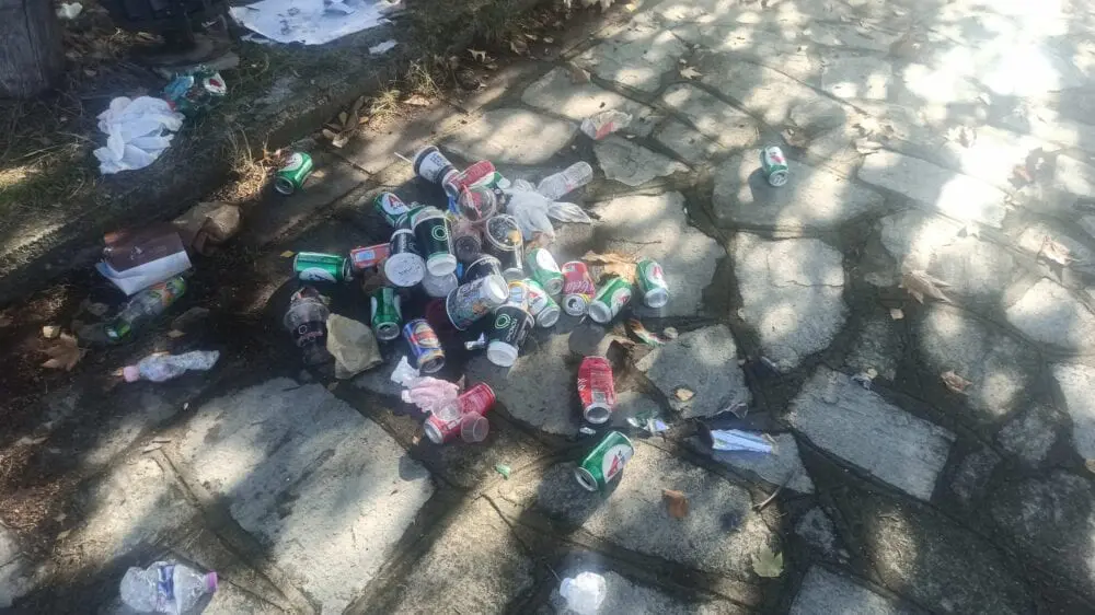 eordaialive.gr: Γεμάτο σκουπίδια το πάρκου του Πνευματικού Κέντρου Πτολεμαΐδας (φωτογραφίες)