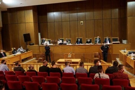 Δίκη Χρυσής Αυγής: Άλλαξε πρόταση η εισαγγελέας. «Να αναγνωριστεί ελαφρυντικό και σε άλλους πλην των 3 βουλευτών»