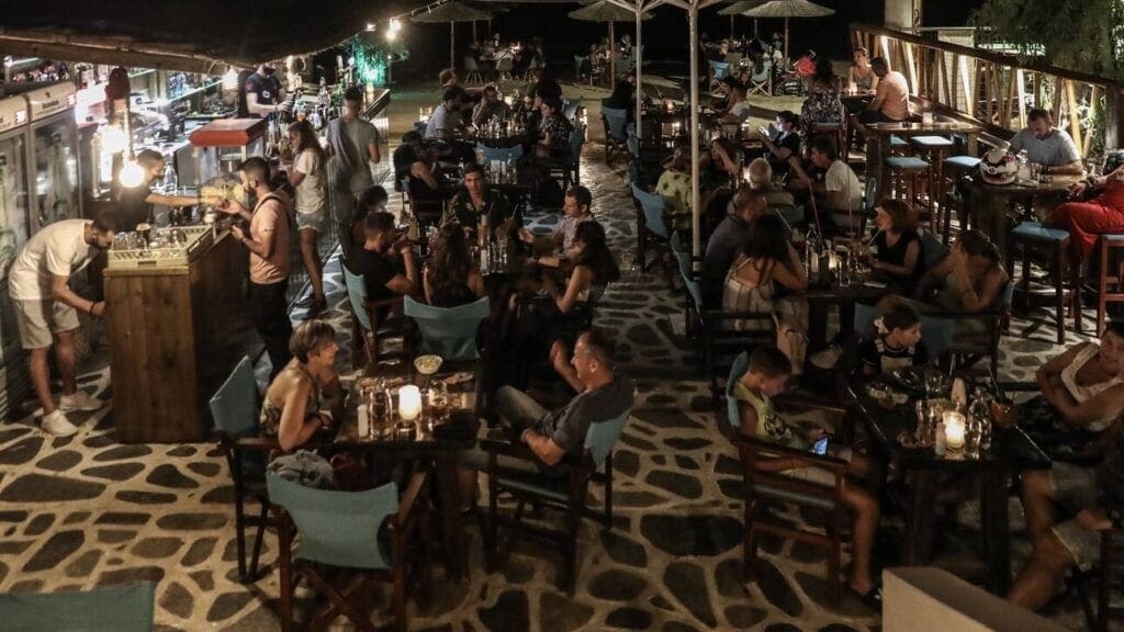 Κορωνοϊός: Τι ώρα θα κλείνουν μπαρ και εστιατόρια ανάλογα με το επιδημιολογικό φορτίο