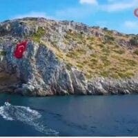 Νέο σόου των Τούρκων: Ύψωσαν τεράστια τουρκική σημαία απέναντι από τα Ίμια - ΒΙΝΤΕΟ