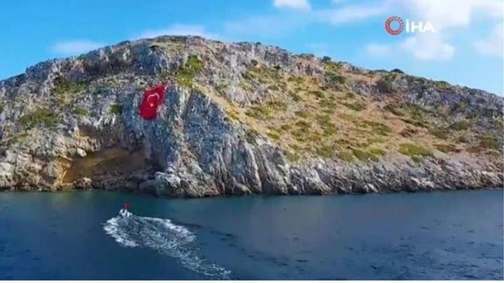 Νέο σόου των Τούρκων: Ύψωσαν τεράστια τουρκική σημαία απέναντι από τα Ίμια - ΒΙΝΤΕΟ - Eordaialive.com