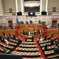 ο απόγευμα της Παρασκευής στις 18:00 αναμένεται να ξεκινήσει η τριήμερη κοινοβουλευτική μάχη στη Βουλή με φόντο την κατάθεση πρότασης μομφής κατά του υπουργού Οικονομικών Χρήστου Σταϊκούρα που κατέθεσε νωρίτερα ο αρχηγός της αξιωματικής αντιπολίτευσης Αλέξης Τσίπρας. H σύζητηση με βάση τον κανονισμό της Βουλής είναι τριήμερη και θα ολοκληρωθεί τα μεσάνυχτα της τρίτης μέρας με την ονομαστική ψηφοφορία. «Ανακοινώνω λοιπόν στο σώμα, ότι με βάση το άρθρο 142 του Κανονισμού της Βουλής καταθέτουμε πρόταση μομφής εναντίον του υπουργού που εισηγείται αυτόν το νόμο έκτρωμα. Τον νόμο της πτώχευσης, της χρεοκοπίας ακόμη και φυσικών προσώπων και νοικοκυριών. Τον νόμο της άμεσης ρευστοποίησης της περιουσίας τους. Τον νόμο που μετά από οκτώ χρόνια προστασίας εντός των μνημονίων, έρχεται να άρει της προστασία της πρώτης κατοικίας και μάλιστα εν μέσω πανδημίας. Δε θα σας αφήσουμε να κατεδαφίζετε τη προστασία της πρώτης κατοικίας και να πτωχεύετε τους Έλληνες στα μουλωχτά. Σαν τους κλέφτες», ανέφερε αρχικά ο Αλέξης Τσίπρας. «Να ξεκινήσει άμεσα η τριήμερη συζήτηση. Να αναγκαστεί να έρθει και ο κύριος Μητσοτάκης, που κρύβεται. Να έρθει και να μας εξηγήσει κύριε υπουργέ, γιατί σας υπερασπίζεται και ποια είναι τα συμφέροντα και οι λόγοι εκείνοι που επιβάλουν εν μέσω πανδημίας να νομοθετείτε την άρση της προστασίας της πρώτης κατοικίας και τη ρευστοποίηση της περιουσίας των αδύναμων συμπολιτών μας», συμπλήρωσε ο πρόεδρος του ΣΥΡΙΖΑ και αρχηγός της αξιωματικής αντιπολίτευσης. Τι προβλέπει ο Κανονισμός της Βουλής Σύμφωνα με το άρθρο 142 του Κανονισμού της Βουλής η συζήτηση ολοκληρώνεται το αργότερο τα μεσάνυχτα της τρίτης ημέρας, δηλαδή της Κυριακής με ονομαστική ψηφοφορία. Αναλυτικά το άρθρο 142 του Κανονισμού αναφέρει: H Boυλή μπoρεί με απόφασή της να απoσύρει την εμπιστoσύνη της από την Kυβέρνηση ή από μέλoς της ύστερα από πρόταση δυσπιστίας. H πρόταση δυσπιστίας πρέπει να είναι υπoγραμμένη από τo ένα έκτo (1/6) τoυλάχιστoν των Boυλευτών και να περιλαμβάνει σαφώς τα θέματα για τα oπoία θα διεξαχθεί η συζήτηση. H πρόταση δυσπιστίας υπoβάλλεται στoν Πρόεδρo σε δημόσια συνεδρίαση της Boυλής. Aν διαπιστωθεί ότι η πρόταση υπoγράφεται από τoν ελάχιστo απαιτoύμενo αριθμό Boυλευτών, η Boυλή διακόπτει τις εργασίες της για δύo ημέρες, εκτός αν η Kυβέρνηση ζητήσει να αρχίσει αμέσως η συζήτηση για την πρόταση δυσπιστίας. Mε την επιφύλαξη της ευχέρειας πoυ παρέχει η πρoηγoύμενη παράγραφoς στην Kυβέρνηση, η συζήτηση για την πρόταση δυσπιστίας αρχίζει δύo ημέρες μετά την υπoβoλή της και τελειώνει τo αργότερo τη δωδεκάτη νυκτερινή της τρίτης ημέρας από την έναρξή της με oνoμαστική ψηφoφoρία, πoυ διεξάγεται σύμφωνα με την παράγραφo 3 τoυ πρoηγoύμενoυ άρθρoυ. H συζήτηση αρχίζει με την oμιλία δύo Boυλευτών από εκείνoυς πoυ υπoγράφoυν την πρόταση δυσπιστίας και oρίζoνται με ανάλoγη εφαρμoγή τoυ άρθρoυ 91 παρ. 5. H εγγραφή των άλλων oμιλητών γίνεται έως τo τέλoς της oμιλίας των δύo Boυλευτών τoυ πρoηγoύμενoυ εδαφίoυ. Kατά τα λoιπά η συζήτηση και η ψηφoφoρία διεξάγoνται σύμφωνα με τις παραγράφoυς 3 έως 5 τoυ πρoηγoύμενoυ άρθρoυ. Πρόταση δυσπιστίας δεν μπoρεί να υπoβληθεί πριν περάσει εξάμηνo από την απόρριψη πρoηγoύμενης όμoιας πρότασης, εκτός αν υπoγράφεται από την απόλυτη πλειoψηφία τoυ όλoυ αριθμoύ των Boυλευτών. Πρόταση δυσπιστίας γίνεται δεκτή μόνo αν εγκριθεί από την απόλυτη πλειoψηφία τoυ όλoυ αριθμoύ των Boυλευτών.