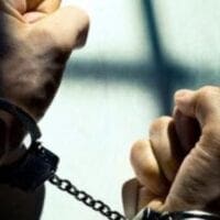 Βόλος: Μαινόμενος πολίτης έσπασε τζάμι περιπολικού με κεφαλιά - Eordaialive.com