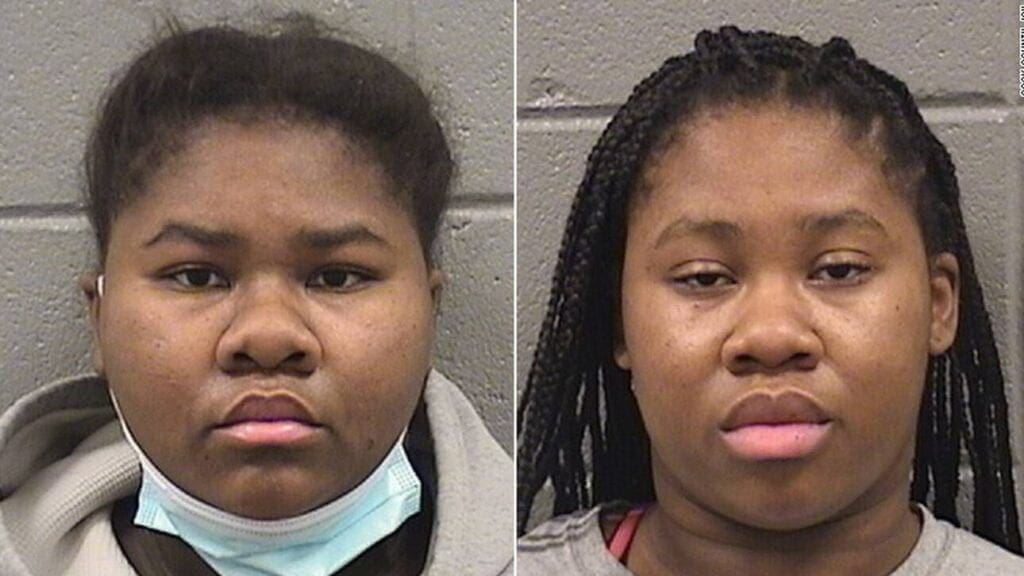 Δύο αδελφές συνέλαβαν οι Αρχές του Ιλινόις με την κατηγορία της απόπειρας ανθρωποκτονίας από πρόθεση, καθώς φέρονται να επιτέθηκαν σε υπάλληλο καταστήματος όταν εκείνος τους ζήτησε να φορέσουν μάσκα και να χρησιμοποιήσουν απολυμαντικό. Οι δύο αδελφές φέρονται να διαπληκτίστηκαν με το 32χρονο θύμα, που εργαζόταν ως σεκιούριτι στο κατάστημα, όταν εκείνος ζήτησε να τηρηθούν οι κανόνες υγιεινής στο πλαίσιο των μέτρων περιορισμού της εξάπλωσης του κορωνοϊού. Ο διαπληκτισμός τους δεν περιορίστηκε όμως στα λόγια, με την 21χρονη Τζέσικα Χιλ να βγάζει μαχαίρι και να τραυματίζει τον άνδρα στην πλάτη, τον λαιμό και τα χέρια 27 φορές, σύμφωνα με το κατηγορητήριο, την ώρα που η 18χρονη αδελφή της, Τζάιλα Χιλ, είχε ακινητοποιήσει το θύμα κρατώντας το από τα μαλλιά στο έδαφος.