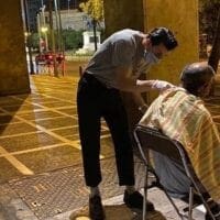 Αυτό θα πει ανθρωπιά: Tρεις κουρείς βγήκαν στους δρόμους της Αθήνας για να περιποιηθούν άστεγους