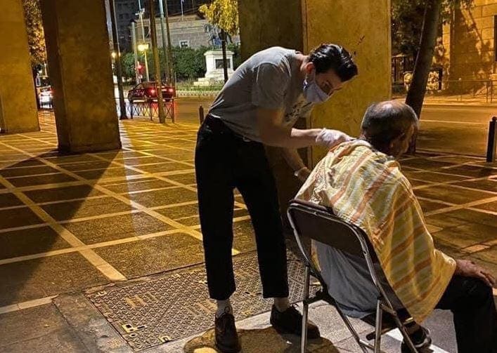 Αυτό θα πει ανθρωπιά: Tρεις κουρείς βγήκαν στους δρόμους της Αθήνας για να περιποιηθούν άστεγους