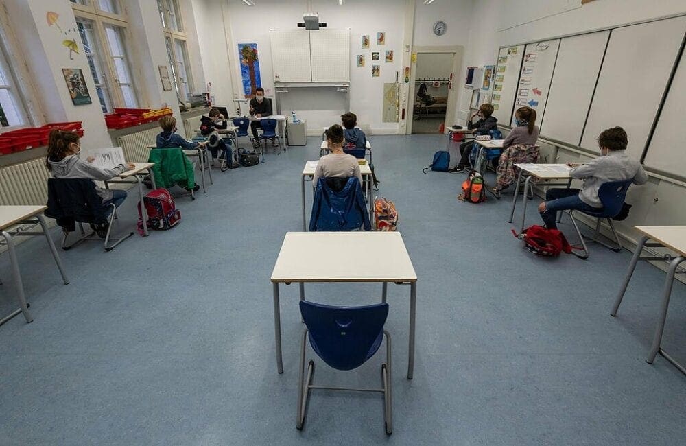 Κορωνοϊός – σχολεία: Το πιο ασφαλές σημείο προφύλαξης για τους μαθητές στην τάξη - Eordaialive.com