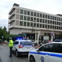 Στην Κοζάνη εκτάκτως ο δράστης της επίθεσης με τσεκούρι στην Εφορία – Έδωσε συμπληρωματική κατάθεση στον ανακριτή