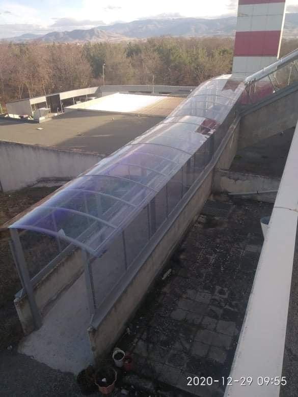Σκέπαστρο εξωτερικού κλιμακοστασίου Νεφρολογικής Κλινικής Μποδοσάκειου από την Π.Ε. Κοζάνης. - Eordaialive.com