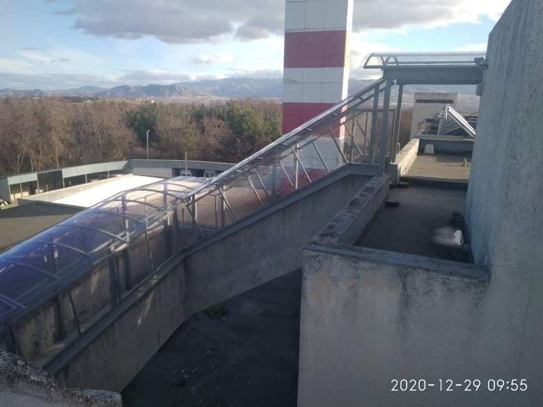 Σκέπαστρο εξωτερικού κλιμακοστασίου Νεφρολογικής Κλινικής Μποδοσάκειου από την Π.Ε. Κοζάνης. - Eordaialive.com