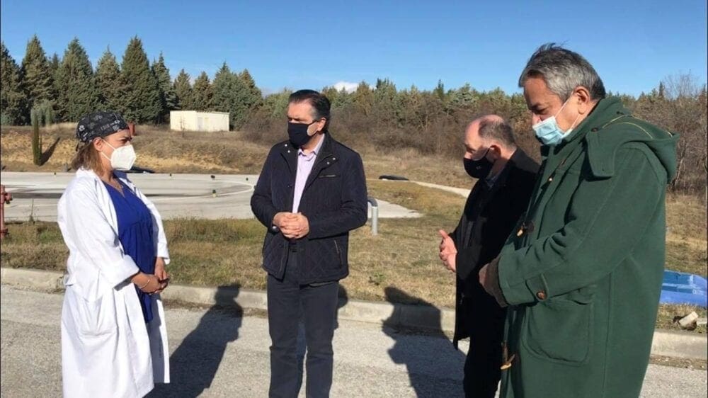 Σκέπαστρο εξωτερικού κλιμακοστασίου Νεφρολογικής Κλινικής Μποδοσάκειου από την Π.Ε. Κοζάνης. - Eordaialive.com