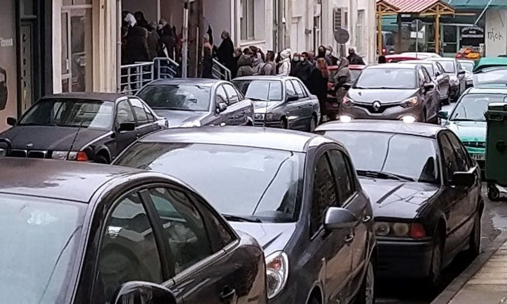 Φλώρινα: Oυρές πολιτών έξω από την Πειραιώς με δυο ώρες αναμονή και σε θερμοκρασίες υπό το μηδέν (Photos) - Eordaialive.com