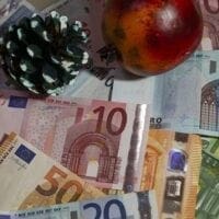 Δώρο Χριστουγέννων: Τα ποσά που θα λάβουν εργαζόμενοι με αναστολή από εργοδότες και κράτος - Αναλυτικά παραδείγματα - Eordaialive.com