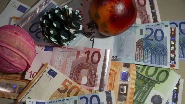 Δώρο Χριστουγέννων: Τα ποσά που θα λάβουν εργαζόμενοι με αναστολή από εργοδότες και κράτος - Αναλυτικά παραδείγματα