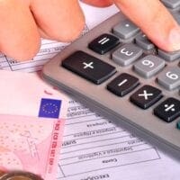 «Ψαλίδι» φορολόγησης 60% για επαγγελματίες: Ποιοι συντελεστές μειώνονται, ποιοι φόροι καταργούνται