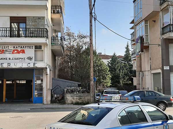 Μεγάλη αστυνομική επιχείρηση για τη διάσωση 49χρονου άντρα στην Κοζάνη – Απειλούσε ότι θα πέσει από το μπαλκόνι | Eordaialive.com Μεγάλη αστυνομική επιχείρηση για τη διάσωση 49χρονου άντρα στην Κοζάνη – Απειλούσε ότι θα πέσει από το μπαλκόνι - Eordaialive.com