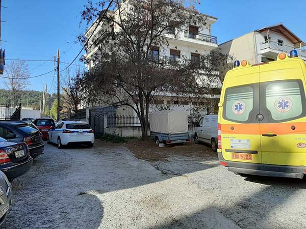Μεγάλη αστυνομική επιχείρηση για τη διάσωση 49χρονου άντρα στην Κοζάνη – Απειλούσε ότι θα πέσει από το μπαλκόνι | Eordaialive.com Μεγάλη αστυνομική επιχείρηση για τη διάσωση 49χρονου άντρα στην Κοζάνη – Απειλούσε ότι θα πέσει από το μπαλκόνι - Eordaialive.com