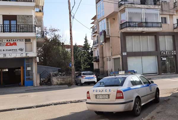 Μεγάλη αστυνομική επιχείρηση για τη διάσωση 49χρονου άντρα στην Κοζάνη – Απειλούσε ότι θα πέσει από το μπαλκόνι - Eordaialive.com