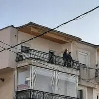 Μεγάλη αστυνομική επιχείρηση για τη διάσωση 49χρονου άντρα στην Κοζάνη – Απειλούσε ότι θα πέσει από το μπαλκόνι