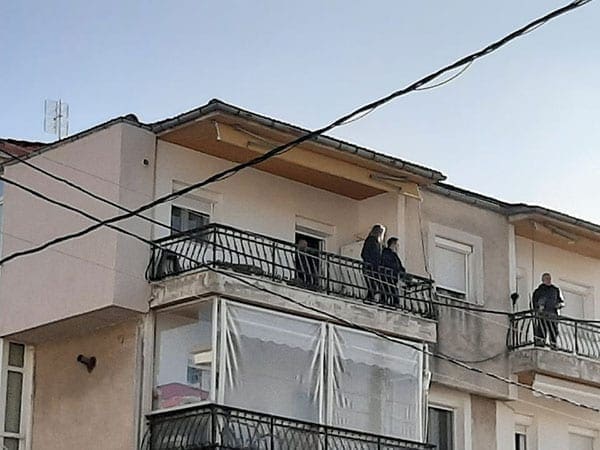 Μεγάλη αστυνομική επιχείρηση για τη διάσωση 49χρονου άντρα στην Κοζάνη – Απειλούσε ότι θα πέσει από το μπαλκόνι - Eordaialive.com