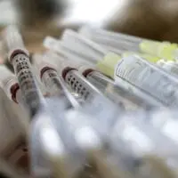 Με SMS στο 13034 θα κλείνει το ραντεβού για τον εμβολιασμό, για το εμβόλιο του κορονοϊού. Βέβαια για τους περισσότερους η διαδικασία αυτή θα αργήσει ακόμη. Ειδικότερα, έφτασαν τις πρώτες πρωινές ώρες του Σαββάτου στην Αθήνα οι πρώτες δόσεις του εμβολίου έναντι του κορονοϊού των Pfizer/BioΝTech. Οι πρώτες 9.750 δόσεις παραδόθηκαν στο χώρο αποθήκευσης παρουσία του υφυπουργού Πολιτικής Προστασίας και Διαχείρισης Κρίσεων, Νίκου Χαρδαλιά, του υφυπουργού Υγείας, Βασίλη Κοντοζαμάνη και του γενικού γραμματέα Πρωτοβάθμιας Φροντίδας Υγείας, Μάριου Θεμιστοκλέους. Την ίδια ώρα, ένα πολύ μεγάλο τμήμα του κρατικού μηχανισμού βρίσκεται επί ποδός με στόχο τη διασφάλιση της ορθής αποθήκευσης και διανομής του και τη διενέργεια των εμβολιασμών σε όλα τα σημεία της χώρας. Αυτά τα εμβόλια φτάνουν για 4.500 άτομα και για τους 45 αξιωματούχους της κυβέρνησης που θα πάρουν πρώτοι εμβόλιο. Με το «στρατηγείο» όπου θα κλείνονται τα ραντεβού για το εμβόλιο συνδέθηκε η εκπομπή «ΜEGA Σαββατοκύριακο». Ο Ντίνος Σιωμόπουλος και η Στέλλα Γκαντώνα μίλησαν με τον Γ.Γ. Πληροφοριακών Συστημάτων Δημόσιας Διοίκησης Δημοσθένη Αναγνωστόπουλο για το εθνικό σχέδιο των εμβολιασμών. Άμεση δυνατότητα για εμβολιασμούς θα έχει το προσωπικό των νοσηλευτικών δομών, προσωπικό και διαμένοντες σε οίκους ευγηρίας και κέντρα αποκατάστασης και δομές χρονίων πασχόντων. Εφόσον κάποιος θέλει να εμβολιαστεί, θα δοθεί τη δυνατότητα αυτό να καταγράφεται, σημείωσε μεταξύ άλλων ο κ. Αναγνωστόπουλος. Προέτρεψε όσους θέλουν να εμβολιαστούν να γραφτούν στην άυλη συντατογράφηση ενώ οι πολίτες θα μπορούν να μπαίνουν και στο emvolio.gov.gr, να κατεβάσουν το ειδικό app στο κινητό τους ή να κλείνουν το ραντεβού τους σε φαρμακεία και ΚΕΠ. Προϋπόθεση είναι να έχει έρθει η σειρά εμβολιασμού της ομάδας πολιτών όπου ανήκουν. Εξάλλου στον αριθμό 13034 οι πολίτες θα μπορούν να επιβεβαιώνουν το ραντεβού τους και επίσης να λαμβάνουν πληροφόρηση για το αν έχουν ενταχθεί σε κάποια από τις ομάδες προτεραιότητας. Το ραντεβού που θα προτείνεται στον πολίτη από το κράτος θα μπορεί να αλλάζει, ενώ από την αρχή πρέπει να κλείνεται το ραντεβού και για τη δεύτερη δόση του εμβολίου. Από τον Ιανουάριο 2021, ο Πολίτης μπορεί να προγραμματίσει το ραντεβού του για εμβολιασμό, με τους παρακάτω τρόπους: Κατόπιν σύνδεσης με στοιχεία TAXIS στην ιστοσελίδα http://emvolio.gov.gr. Επιβεβαιώνοντας το προτεινόμενο ραντεβού μέσω γραπτού μηνύματος (SMS) στον 5-ψήφιο κωδικό αποκλειστικής χρήσης (13034). Για τους Πολίτες, που δεν είναι εξοικειωμένοι με τα τεχνολογικά μέσα, με επίσκεψη στα ΚΕΠ ή φαρμακεία. Ο Πολίτης θα λαμβάνει τον μοναδικό κωδικό-αριθμό ραντεβού, καθώς και το QR Code, ανάλογα με τον τρόπο που προγραμμάτισε το ραντεβού. Σημειώνεται ότι μέσω της εφαρμογής των ραντεβού προγραμματίζεται ταυτόχρονα και ο επαναληπτικός εμβολιασμός. Τρεις (3) ημέρες πριν από την ημερομηνία του ραντεβού, ο Πολίτης θα λαμβάνει email και SMS υπενθύμισης για την ημέρα και ώρα ραντεβού μαζί με link για το website που έχει κατάλληλες γενικές οδηγίες προετοιμασίας (π.χ. να μην έχει πυρετό, να έχει μαζί του τον κωδικό κλπ.), αλλά και ειδικές οδηγίες ανάλογα με το εμβόλιο που θα χρησιμοποιηθεί. Το SMS στο 13034 13034 Στην Ελλάδα αντιστοιχεί ποσοστό του συνόλου των δόσεων που κάθε Παραγωγός Εταιρεία θα διαθέσει, αναλογικό του πληθυσμού της, με δικαίωμα προαίρεσης για περισσότερα. Pfizer/BioNTech 4,7 εκατ. δόσεις AstraZeneca/Oxford 7,1 εκατ. δόσεις Johnson & Johnson 4,7 εκατ. δόσεις Sanofi / GSK 4,7 εκατ. δόσεις Moderna 1,8 Curevac 5,3 εκατ. δόσεις Οι παραπάνω αριθμοί, ωστόσο, όπως τονίζεται ενδέχεται να μεταβληθούν ανάλογα με τις προσφερόμενες ποσότητες των εταιρειών και την εγκεκριμένη κατανομή δόσεων από την Ευρωπαϊκή Ένωση.