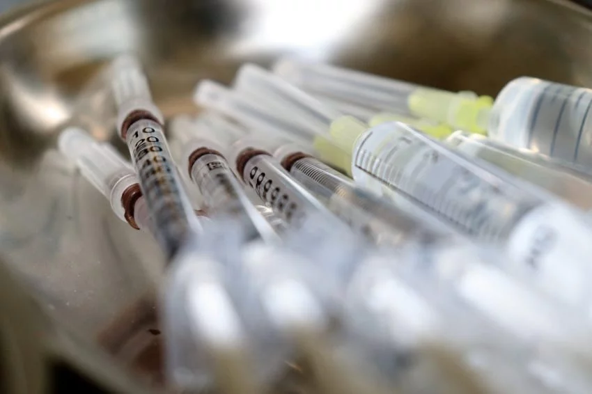 Με SMS στο 13034 θα κλείνει το ραντεβού για τον εμβολιασμό, για το εμβόλιο του κορονοϊού. Βέβαια για τους περισσότερους η διαδικασία αυτή θα αργήσει ακόμη. Ειδικότερα, έφτασαν τις πρώτες πρωινές ώρες του Σαββάτου στην Αθήνα οι πρώτες δόσεις του εμβολίου έναντι του κορονοϊού των Pfizer/BioΝTech. Οι πρώτες 9.750 δόσεις παραδόθηκαν στο χώρο αποθήκευσης παρουσία του υφυπουργού Πολιτικής Προστασίας και Διαχείρισης Κρίσεων, Νίκου Χαρδαλιά, του υφυπουργού Υγείας, Βασίλη Κοντοζαμάνη και του γενικού γραμματέα Πρωτοβάθμιας Φροντίδας Υγείας, Μάριου Θεμιστοκλέους. Την ίδια ώρα, ένα πολύ μεγάλο τμήμα του κρατικού μηχανισμού βρίσκεται επί ποδός με στόχο τη διασφάλιση της ορθής αποθήκευσης και διανομής του και τη διενέργεια των εμβολιασμών σε όλα τα σημεία της χώρας. Αυτά τα εμβόλια φτάνουν για 4.500 άτομα και για τους 45 αξιωματούχους της κυβέρνησης που θα πάρουν πρώτοι εμβόλιο. Με το «στρατηγείο» όπου θα κλείνονται τα ραντεβού για το εμβόλιο συνδέθηκε η εκπομπή «ΜEGA Σαββατοκύριακο». Ο Ντίνος Σιωμόπουλος και η Στέλλα Γκαντώνα μίλησαν με τον Γ.Γ. Πληροφοριακών Συστημάτων Δημόσιας Διοίκησης Δημοσθένη Αναγνωστόπουλο για το εθνικό σχέδιο των εμβολιασμών. Άμεση δυνατότητα για εμβολιασμούς θα έχει το προσωπικό των νοσηλευτικών δομών, προσωπικό και διαμένοντες σε οίκους ευγηρίας και κέντρα αποκατάστασης και δομές χρονίων πασχόντων. Εφόσον κάποιος θέλει να εμβολιαστεί, θα δοθεί τη δυνατότητα αυτό να καταγράφεται, σημείωσε μεταξύ άλλων ο κ. Αναγνωστόπουλος. Προέτρεψε όσους θέλουν να εμβολιαστούν να γραφτούν στην άυλη συντατογράφηση ενώ οι πολίτες θα μπορούν να μπαίνουν και στο emvolio.gov.gr, να κατεβάσουν το ειδικό app στο κινητό τους ή να κλείνουν το ραντεβού τους σε φαρμακεία και ΚΕΠ. Προϋπόθεση είναι να έχει έρθει η σειρά εμβολιασμού της ομάδας πολιτών όπου ανήκουν. Εξάλλου στον αριθμό 13034 οι πολίτες θα μπορούν να επιβεβαιώνουν το ραντεβού τους και επίσης να λαμβάνουν πληροφόρηση για το αν έχουν ενταχθεί σε κάποια από τις ομάδες προτεραιότητας. Το ραντεβού που θα προτείνεται στον πολίτη από το κράτος θα μπορεί να αλλάζει, ενώ από την αρχή πρέπει να κλείνεται το ραντεβού και για τη δεύτερη δόση του εμβολίου. Από τον Ιανουάριο 2021, ο Πολίτης μπορεί να προγραμματίσει το ραντεβού του για εμβολιασμό, με τους παρακάτω τρόπους: Κατόπιν σύνδεσης με στοιχεία TAXIS στην ιστοσελίδα http://emvolio.gov.gr. Επιβεβαιώνοντας το προτεινόμενο ραντεβού μέσω γραπτού μηνύματος (SMS) στον 5-ψήφιο κωδικό αποκλειστικής χρήσης (13034). Για τους Πολίτες, που δεν είναι εξοικειωμένοι με τα τεχνολογικά μέσα, με επίσκεψη στα ΚΕΠ ή φαρμακεία. Ο Πολίτης θα λαμβάνει τον μοναδικό κωδικό-αριθμό ραντεβού, καθώς και το QR Code, ανάλογα με τον τρόπο που προγραμμάτισε το ραντεβού. Σημειώνεται ότι μέσω της εφαρμογής των ραντεβού προγραμματίζεται ταυτόχρονα και ο επαναληπτικός εμβολιασμός. Τρεις (3) ημέρες πριν από την ημερομηνία του ραντεβού, ο Πολίτης θα λαμβάνει email και SMS υπενθύμισης για την ημέρα και ώρα ραντεβού μαζί με link για το website που έχει κατάλληλες γενικές οδηγίες προετοιμασίας (π.χ. να μην έχει πυρετό, να έχει μαζί του τον κωδικό κλπ.), αλλά και ειδικές οδηγίες ανάλογα με το εμβόλιο που θα χρησιμοποιηθεί. Το SMS στο 13034 13034 Στην Ελλάδα αντιστοιχεί ποσοστό του συνόλου των δόσεων που κάθε Παραγωγός Εταιρεία θα διαθέσει, αναλογικό του πληθυσμού της, με δικαίωμα προαίρεσης για περισσότερα. Pfizer/BioNTech 4,7 εκατ. δόσεις AstraZeneca/Oxford 7,1 εκατ. δόσεις Johnson & Johnson 4,7 εκατ. δόσεις Sanofi / GSK 4,7 εκατ. δόσεις Moderna 1,8 Curevac 5,3 εκατ. δόσεις Οι παραπάνω αριθμοί, ωστόσο, όπως τονίζεται ενδέχεται να μεταβληθούν ανάλογα με τις προσφερόμενες ποσότητες των εταιρειών και την εγκεκριμένη κατανομή δόσεων από την Ευρωπαϊκή Ένωση.