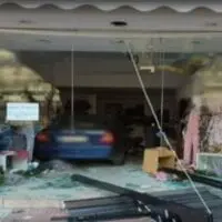 Οδηγός μπέρδεψε την όπισθεν και "μπούκαρε" σε κατάστημα (Video)