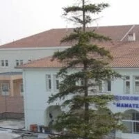 Έως τον Δεκέμβριο του 2023 αναμένεται να έχει παραδοθεί προς χρήση η νέα πτέρυγα του «Μαμάτσειου» Νοσοκομείου Κοζάνης, δήλωσε ο Διοικητής του Νοσοκομείου Στέργιος Γκανάτσιος κατά την διάρκεια έκτακτης διαδικτυακής συνέντευξης τύπου εκφράζοντας την ικανοποίηση του για την απόφαση του Περιφερειακού Συμβουλίου να εγκρίνει τον τρόπο δημοπράτησης του έργου για την επέκταση των κτιριακών εγκαταστάσεων. Ένα να αίτημα 15 ετών όπως είπε ο κ. Γκανάτσιος , γίνεται πραγματικότητα για το «Μητροπολιτικό Νοσοκομείο της Κοζάνης που με την νέα πτέρυγα θα αναβαθμιστούν οι υπηρεσίες υγείας των πολιτών, χαρακτηρίζοντας την απόφαση ιστορική. Από σήμερα, επεσήμανε ο κ. Γκανάτσιος μπορούν να βγουν τα τεύχη προκήρυξης του έργου και σε 50 περίπου μέρες ώστε να ακολουθήσει η ανάδειξη μειοδότη, σημειώνοντας ότι στα τέλη καλοκαιριού αρχές φθινοπώρου θα γίνει και η θεμελίωση του κτιρίου. Το έργο είναι προϋπολογισμού 16,5 εκατομμυρίων ευρώ που θα περιλαμβάνει νέους χώρους για την παθολογική και χειρουργική κλινική. Ο Διοικητής του Νοσοκομείου Κοζάνης αναφέρθηκε και στην λειτουργία της ΜΕΘ, τονίζοντας ότι λειτουργεί κανονικά, ενώ εξέφρασε παράλληλα και το παράπονο για την μη συμμετοχή των γιατρών στις προκηρύξεις πρόσληψης όπου δεν υπήρξε κανένα ενδιαφέρον. Έκανε ιδιαίτερη μάλιστα αναφορά στο έγγραφο που έχει αποσταλεί και γίνεται γνωστό ότι μονιμοποιούνται οι γιατροί που εργάζονται σε ΜΕΘ σε νοσοκομεία της χώρας, σημειώνοντας ότι κανένας γιατρός δεν μπήκε στην διαδικασία να κάνει τα χαρτιά του για νέα πρόσληψη με συνοπτικές διαδικασίες στην Κοζάνη για την Μονάδα Εντατικής Θεραπείας. Σε ότι αφορά στους εμβολιασμούς των υγειονομικών που ξεκινούν στις 4 Ιανουαρίου ανέφερε ότι το ποσοστό συμμετοχής αγγίζει το 65% και δήλωσε ότι θα κάνει από τους πρώτους το εμβόλιο για τον κορωνοϊό. Τέλος αίσθηση προκάλεσε η δήλωση του Διοικητή του Νοσοκομείου Κοζάνης για τον αριθμό των κρουσμάτων κορωνοϊού που ανακοινώθηκε την Τρίτη που όπως είπε ήταν αποτελέσματα δειγμάτων τριών ημερών κυρίως από τον Δήμο Εορδαίας. «Τα νούμερα όπως δόθηκαν, οδήγησαν πιθανώς σε παραπλάνηση όσον αφορά την πληροφόρηση της κεντρικής υπηρεσίας του ΕΟΔΥ.» είπε χαρακτηριστικά, που είχε ως αποτέλεσμα την επέκταση των έκτακτων περιοριστικών μέτρων μέχρι και τις 6 Ιανουαρίου στην περιοχή. ΕΡΤ ΚΟΖΑΝΗΣ: Σύνταξη- Δέσποινα Αμαραντίδου