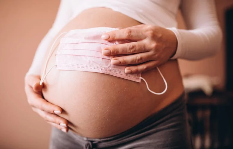 Μόσιαλος: Οι έγκυες δεν μπορούν να κάνουν το εμβόλιο για τον κορονοϊό