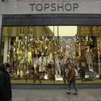 «Κανόνι» σε τεράστια αλυσίδα ρούχων: Κλείνουν 466 καταστήματα (φωτο)
