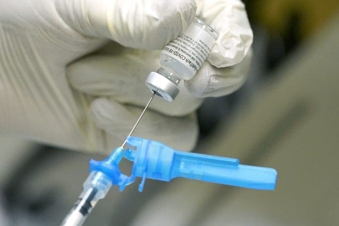 Κορονοϊός: Οι πολιτικοί αρχηγοί αναμένεται να εμβολιαστούν πρώτοι (video)