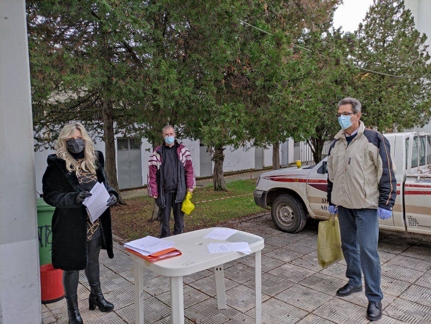 Κορωνοϊός: O Δήμος Κοζάνης διανέμει τις νέες μάσκες προστασίας στους διευθυντές των σχολείων - Eordaialive.com