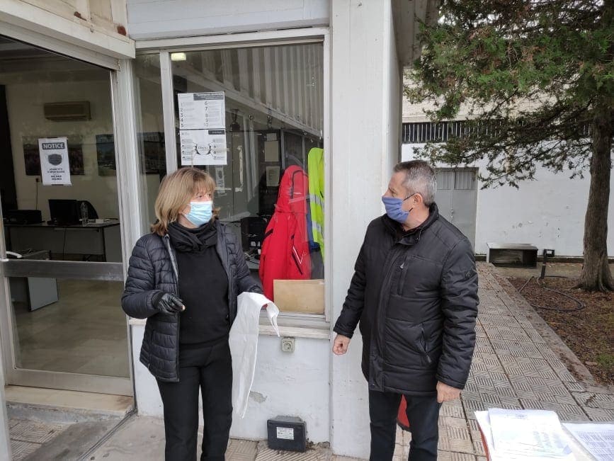 Κορωνοϊός: O Δήμος Κοζάνης διανέμει τις νέες μάσκες προστασίας στους διευθυντές των σχολείων - Eordaialive.com