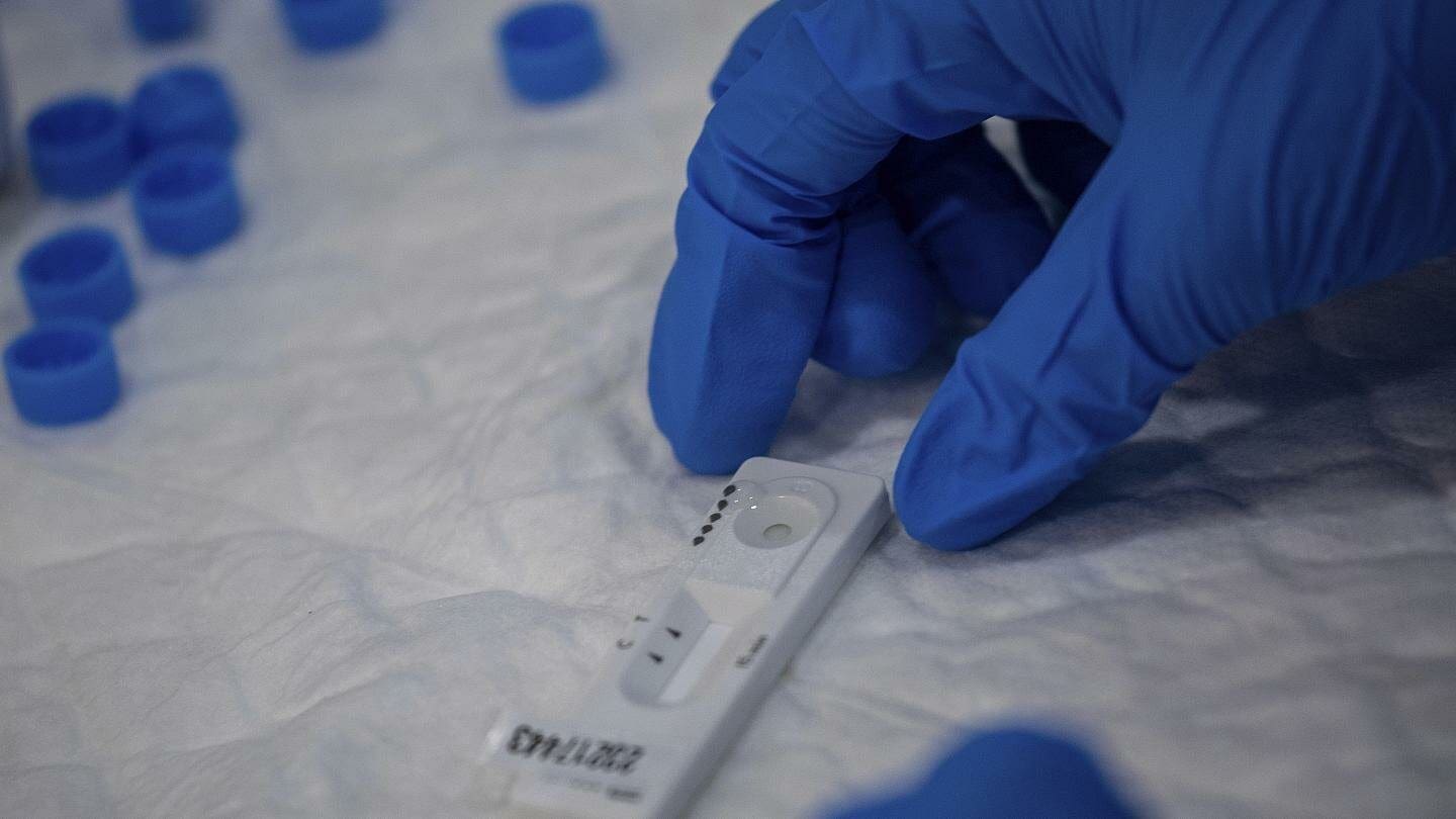 Έλεγχοι ταχείας ανίχνευσης κορωνοϊού (rapid tests) για πωλητές λαϊκών αγορών, στο Πνευματικό Κέντρο Πτολεμαΐδας. - Eordaialive.com