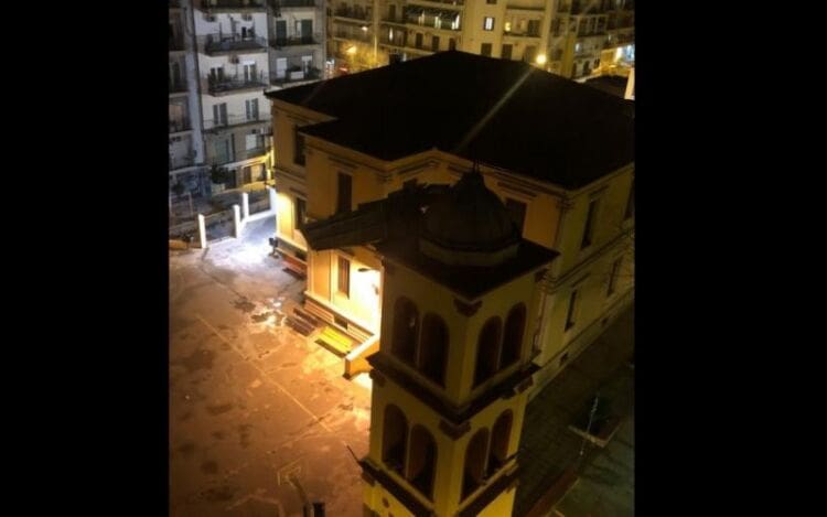 Στέγη «καρφώθηκε» σε εκκλησία της Θεσσαλονίκης εξαιτίας του δυναού αέρα (ΒΙΝΤΕΟ)