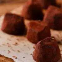 Συνταγή για λαχταριστά και πανεύκολα σοκολατάκια -Με μόλις 3 υλικά