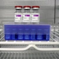 Η AstraZeneca άλλαξε όνομα στο εμβόλιο-Αναφέρει και τις θρομβώσεις στις παρενέργειες