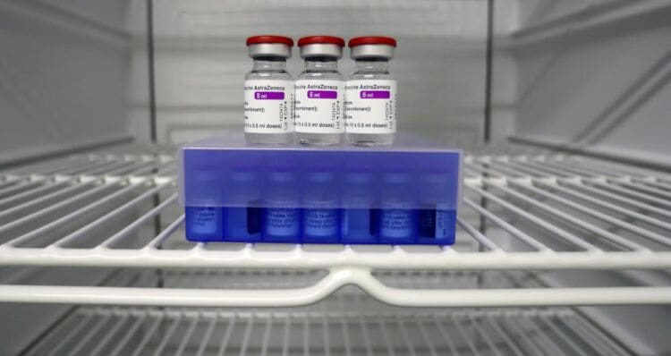 Η AstraZeneca άλλαξε όνομα στο εμβόλιο-Αναφέρει και τις θρομβώσεις στις παρενέργειες
