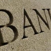 Οι τράπεζες έχοντας προχωρήσει σε μεγάλο βαθμό στην εξυγίανση των χαρτοφυλακίων τους από τα «κόκκινα δάνεια» που την τελευταία πενταετία αποτελεί την μεγαλύτερη πρόκληση τους, στρέφονται σταδιακά στην ταχύτερη υλοποίηση του ψηφιακού τους μετασχηματισμού και στο σχεδιασμό της επόμενης μέρας του τραπεζικού συστήματος. Οι αλλαγές στα τραπεζικά καταστήματα ξεκίνησαν Η στρατηγική των τραπεζών στρέφεται πλέον γύρω από τον ψηφιακό τους μετασχηματισμό που βρίσκεται σε πλήρη εξέλιξη με τις συνολικές επενδύσεις, όπως έχει ανακοινωθεί, να προσεγγίζουν το 1 δισ. ευρώ. Η ολοκλήρωση του μετασχηματισμού τους θα έχει ως αποτέλεσμα την ενίσχυση των ψηφιακών δικτύων και την απλοποίηση στη χρήση τους καθώς και την αλλαγή του τραπεζικού καταστήματος που γνωρίζαμε μέχρι πρόσφατα. Αλλαγές που ήδη έχουν φανεί σε πολλά τραπεζικά καταστήματα, καθώς μειώνονται οι θέσεις των γκισέ, αυξάνονται οι θέσεις τραπεζικών στελεχών που αναλαμβάνουν συμβουλευτικές υπηρεσίες και εμπλουτίζονται τα καταστήματα με μηχανήματα εξόφλησης συναλλαγών (ψηφιακές γωνιές). Όπως ανέφερε η κ. Χριστίνα Θεοφιλίδη, γενική διευθύντρια λιανικής τραπεζικής της Εθνικής Τράπεζας, σε πρόσφατη παρέμβασή της στο συνέδριο finforum, στο νέο διεθνές τοπίο που διαμορφώνεται η αγορά δεν έχει και τόσο αυστηρά «σύνορα» και «όρια», οπότε οι τράπεζες συγκρίνονται με τις πλατφόρμες όπως το Netflix, η Amazon, το Spotify, και οδηγούνται στο να παρέχουν υψηλό επίπεδο εξυπηρέτησης και παροχής υπηρεσιών. Μιλώντας για τον ρόλο που θα έχει το δίκτυο των καταστημάτων στην νέα εποχή η κ. Θεοφιλίδη τόνισε ότι το τραπεζικό κατάστημα είναι το βασικό συστατικό της σχέσης εμπιστοσύνης που δημιουργεί η τράπεζα με τον πελάτη. Παραμένει ένα από τα πιο σημαντικά κριτήρια επιλογής τράπεζας, σύμφωνα με πρόσφατη έρευνα, συνεπώς, μπορεί τα δίκτυα των τραπεζών να έχουν περιορίσει την παρουσία τους τα τελευταία χρόνια, όμως δεν πρόκειται να εξαφανιστούν. Σήμερα στην Ελλάδα έχουμε φθάσει σε μία ισορροπία, με τον αριθμό καταστημάτων ανά 1.000 κατοίκους να είναι κοντά στον ευρωπαϊκό μέσο όρο, γύρω στα 20. Όπως αναφέρουν τραπεζικά στελέχη οι αλλαγές δεν αφορούν τόσο στον αριθμό των καταστημάτων όσο στη μορφή, τον ρόλο και τις εργασίες που θα έχουν, καθώς ήδη πάνω από το 90%, περίπoυ των εγχρήματων συναλλαγών σε όλες τις τράπεζες πραγματοποιείται σε αυτόματες μηχανές, όπως ATM και APS και φυσικά online. Με τις συναλλαγές και τις διεκπεραιωτικές εργασίες να πραγματοποιούνται έξω από το κατάστημα, απελευθερώνεται πολύτιμος χρόνος που μπορεί να αξιοποιηθεί για την παροχή αναβαθμισμένων υπηρεσιών, κυρίως συμβουλευτικών υπηρεσιών για την καλύτερη καθημερινή διαχείριση των οικονομικών της οικογένειας και τον προγραμματισμό και κάλυψη των αναγκών ρευστότητας μιας επιχείρησης, αναφέρει η γενική διευθύντρια λιανικής τραπεζικής της Εθνικής Τράπεζας Χριστίνα Θεοφιλίδη. Οι τράπεζες στο τέλος της δεκαετίας Όπως εκτίμησε η κ. Θεοφιλίδη, που διαθέτει μακρόχρονη εμπειρία από τις θέσεις ευθύνης που έχει περάσει σε δέκα χρόνια από σήμερα ο καθένας από εμάς θα έχει μία και μοναδική ψηφιακή ταυτότητα, έγκυρη και επαληθεύσιμη άμεσα και μέσω αυτής θα μπορεί να εκτελεί κάθε τραπεζική εργασία online εφόσον το επιθυμεί. Τα μετρητά θα ανήκουν στο παρελθόν, ενδεχομένως και η χρήση των καρτών να έχει περιοριστεί και οι συναλλαγές θα γίνονται κυρίως από το κινητό. Έξυπνοι ψηφιακοί βοηθοί θα είναι δίπλα μας, σε κάθε βήμα, για να μας εκπαιδεύσουν, καθοδηγήσουν, βοηθήσουν. Την ίδια στιγμή, ένα κάποιος επιθυμεί μια πιο ανθρώπινη επαφή, πέρα από τον ψηφιακό βοηθό του, θα μπορεί να κλείσει ραντεβού με έναν σύμβουλο, ειδικό σε θέματα προσωπικών οικονομικών, ο οποίος θα μπορέσει να αποδελτιώσει τις ανάγκες του και να τον καθοδηγήσει με τη βοήθεια πάντα της τεχνολογίας, μέσω βιντεοκλήσης. Το κατάστημα θα είναι πολύ διαφορετικό απ' ότι το γνωρίζουμε τώρα και απ' ότι το γνωρίσαμε τις τελευταίες δεκαετίες. «Θα ήθελα, μπαίνοντας σε ένα κατάστημα της Εθνικής το 2030 να βλέπει κανείς κάτι τελείως διαφορετικό. Χωρίς πόρτες ασφαλείας, ένα κατάστημα ανοικτό και προσιτό, χωρίς ταμεία και κόσμο, αφού οι συναλλαγές θα είναι ηλεκτρονικές. Με χώρους για να εκπαιδευτεί στις νέες τεχνολογίες, για να ανακαλύψει κανείς προϊόντα και υπηρεσίες και για να τα συζητήσει με κάποιον ειδικό από κοντά, ίσως όχι μπροστά σε ένα γραφείο, αλλά σε μία γωνία του καθιστικού. Τελικά ένα κατάστημα που να θέλει ο πελάτης να επισκεφτεί, που να αισθάνεται άνετα και ευχάριστα», αναφέρει η κ.Θεοφιλίδη.