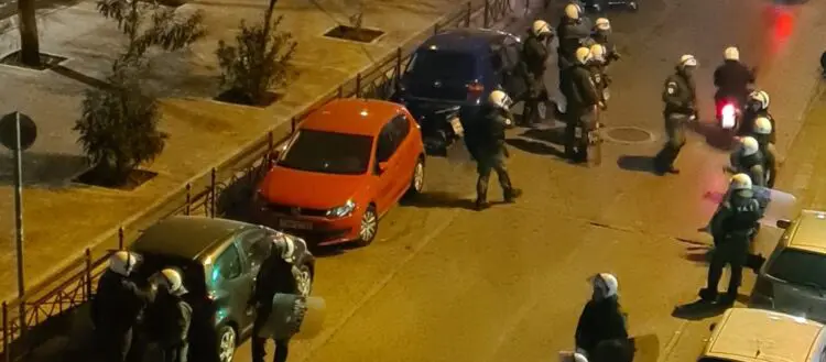 Βίντεο-σοκ: Δυνάμεις ασφαλείας βρίζουν τα Θεία και σπάνε φανάρι παρκαρισμένου αυτοκινήτου στην Πανόρμου!
