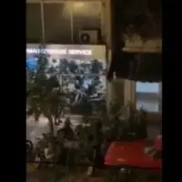 Η κυβέρνηση βύθισε στο χάος τη χώρα: Δυνάμεις ασφαλείας εισβάλουν σε κατάστημα και ξυλοκοπούν πολίτες! - Δείτε βίντεο